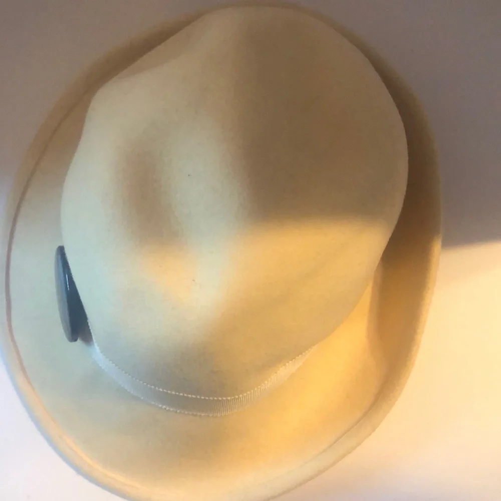 Woman’s rare cream wool VTG hat